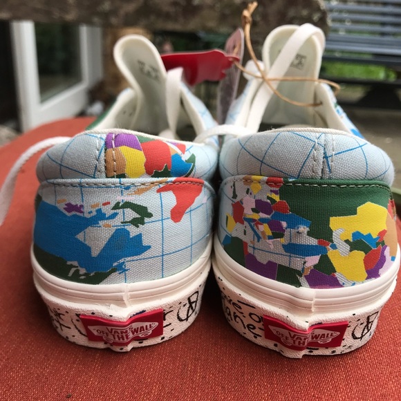 Vans Off the Wall “Save Our Planet” World Map Woman’s size 9 - barely worn - Picture 3 of 6